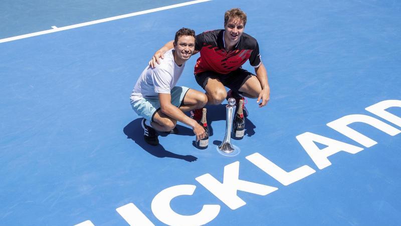 Jan-Lennard Struff (r) posiert mit dem Japaner Ben McLachlan nach dem Sieg im Doppel-Finale. Jan-Lennard Struff (r) posiert mit dem Japaner Ben McLachlan nach dem Sieg im Doppel-Finale.