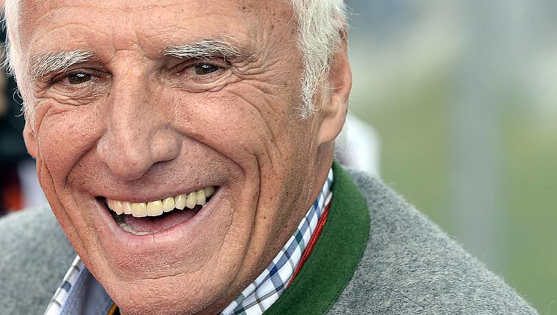 Dietrich Mateschitz, Gründer von Red Bull, lacht in die Kamera.