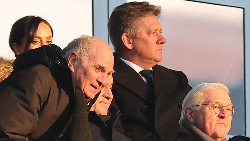 Uli Hoeneß, Ehrenpräsident des FC Bayern München und Bundespräsident Frank-Walter Steinmeier (r) nehmen an der Trauerfeier für Franz Beckenbauer teil.