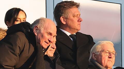 Uli Hoeneß, Ehrenpräsident des FC Bayern München und Bundespräsident Frank-Walter Steinmeier (r) nehmen an der Trauerfeier für Franz Beckenbauer teil.