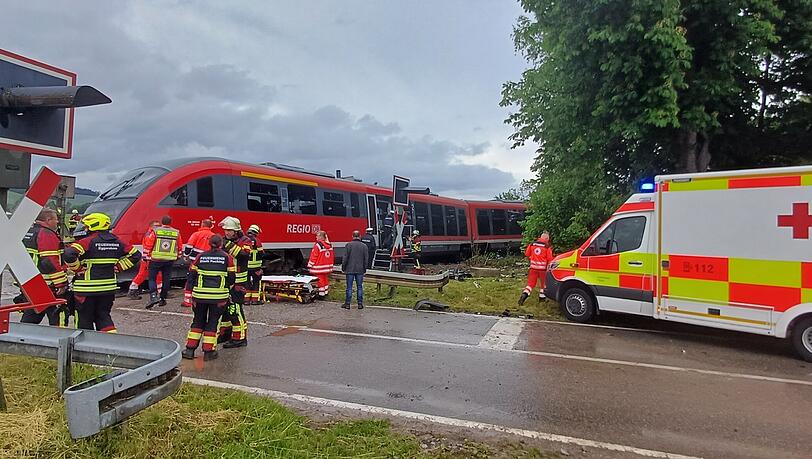 Mehrere Verletzte bei einem Zusammenstoß zwischen einer Bahn und einem Lkw.