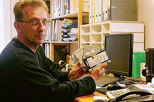 Der Pappenheimer Bauunternehmer Uwe Hüttinger mit einer der Festplatten, auf der er die geheimen Steuerdaten fand.