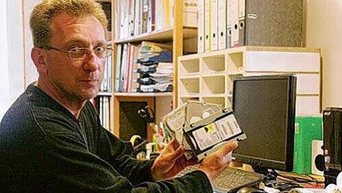 Der Pappenheimer Bauunternehmer Uwe Hüttinger mit einer der Festplatten, auf der er die geheimen Steuerdaten fand. Der Pappenheimer Bauunternehmer Uwe Hüttinger mit einer der Festplatten, auf der er die geheimen Steuerdaten fand.
