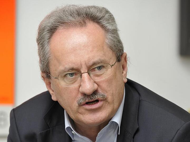 Christian Ude (63), Münchner OB: Ich halte es spätestens seit Tschernobyl für das Gebot, auszusteigen. Der erste Schritt muss sein, alte Meiler stillzulegen, der nächste, dass man am Ausstieg festhält und den Druck erhöht, erneuerbare Energien auszubauen. München zeigt, dass es geht.