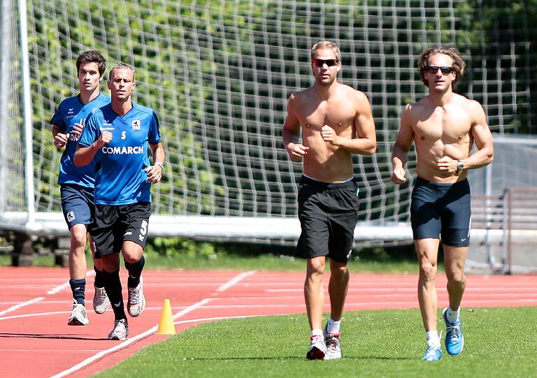 Gemeinsam mit den Löwen absolvierte der Hochspringer sein Trainingsprogramm.