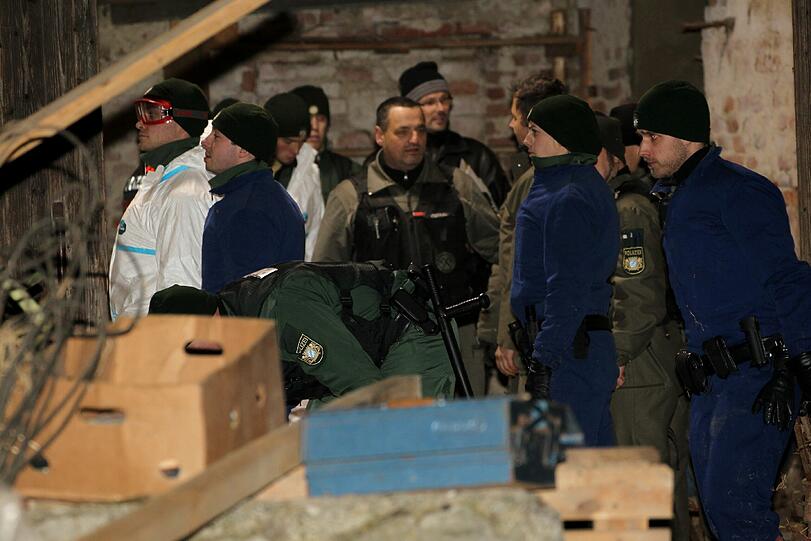 Kisten, alte Bilder, Kartons: Die Polizei durchsucht eine Scheune in Freidberg.