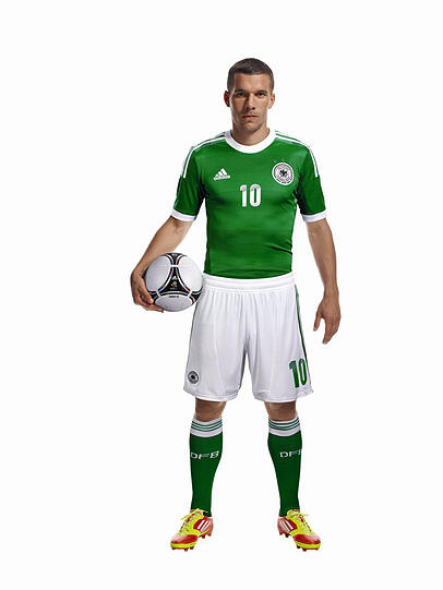 Lukas Podolski im neuen Auswärtstrikot der Nationalelf. Können die DFB-Kicker im Sommer in grün an alte Erfolge anknüpfen und endlich wieder einen Titel holen?