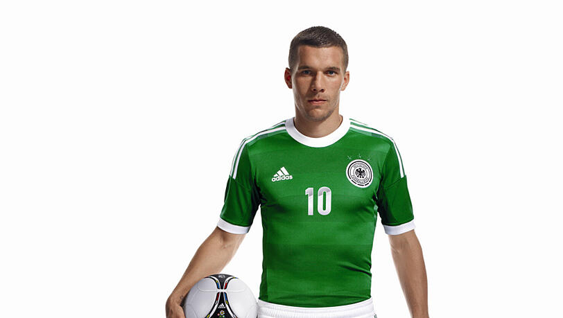 Lukas Podolski im neuen Auswärtstrikot der Nationalelf. Können die DFB-Kicker im Sommer in grün an alte Erfolge anknüpfen und endlich wieder einen Titel holen?