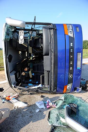Der umgestürzte Bus liegt auf der Fahrbahn der A92 bei Freising.