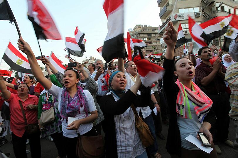 Ausnahmezustand am auf dem Tahrir-Platz in Kairo. Millionen Menschen feiern die Absetzung von Mohammed Mursi durch das ägyptische Militär.