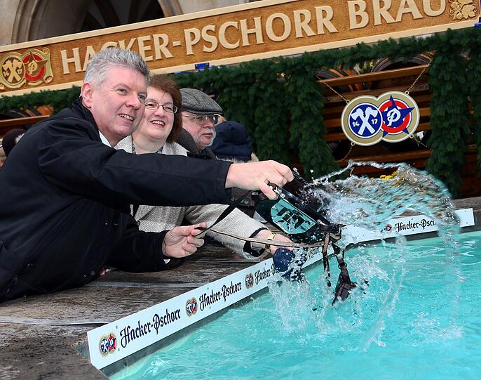 Dieter Reiter lässt's beim Geldbeutel-Waschen krachen: Die spritzigen Bilder...