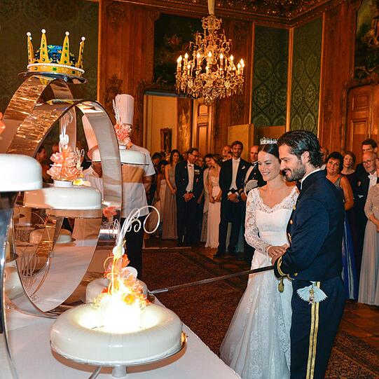 Prinz Carl Philip und Prinzessin Sofia beim Anschneiden ihrer Hochzeitstorte.