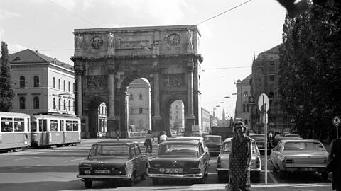 1965 fuhr die Tram noch durchs Siegestor hindurch.