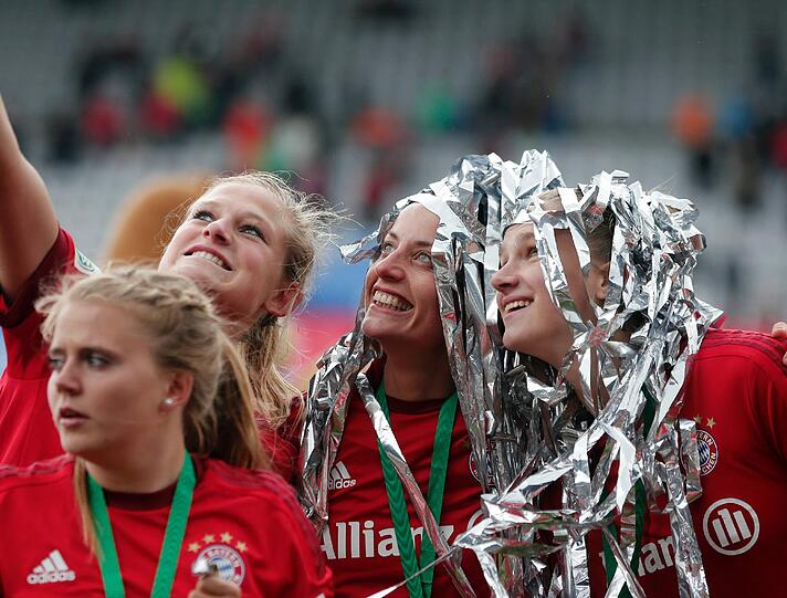 Ausgelassen feierten die Frauen des FC Bayern ihre Titelverteidigung im Grünwalder Stadion. Die Bilder!