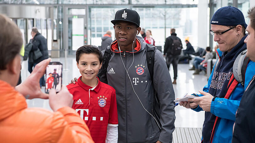 Der FC Bayern ist am Dienstagvormittag mit knapp einstündiger Verspätung in sein nicht unumstrittenes Trainingslager in Katar aufgebrochen. Nicht dabei ist Weltmeister Jerome Boateng, der sich im Dezember einer Operation im rechten Brustmuskel hatte unterziehen müssen.