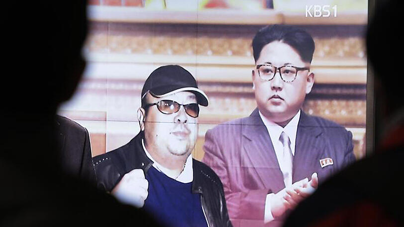 Ein Archivbild von Kim Jong Nam (L) auf einem Fernseher in Seoul. Neben ihm sein Halbbruder Kim Jong Un.