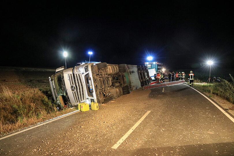 In Unterfranken kam es in der Nacht auf Dienstag zu einem schlimmen Unfall mit einem Viehtransporter - die Bilder.