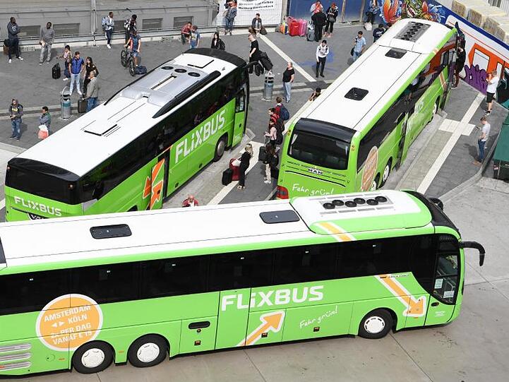 Busse des Unternehmens Flixbus stehen an einem Terminal für Fernbusse. Foto: Arne Dedert/Archiv