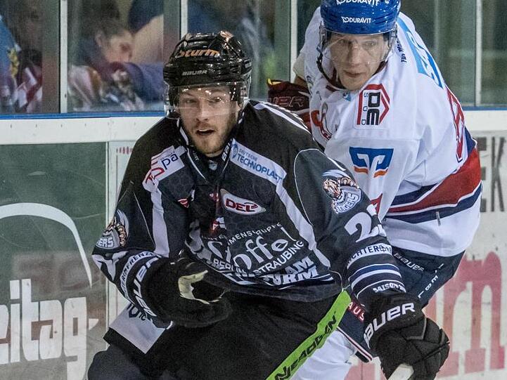 Maury Edwards (l) von Straubing kämpft mit David Wolf von Mannheim um den Puck. Foto: Armin Weigel/Archiv