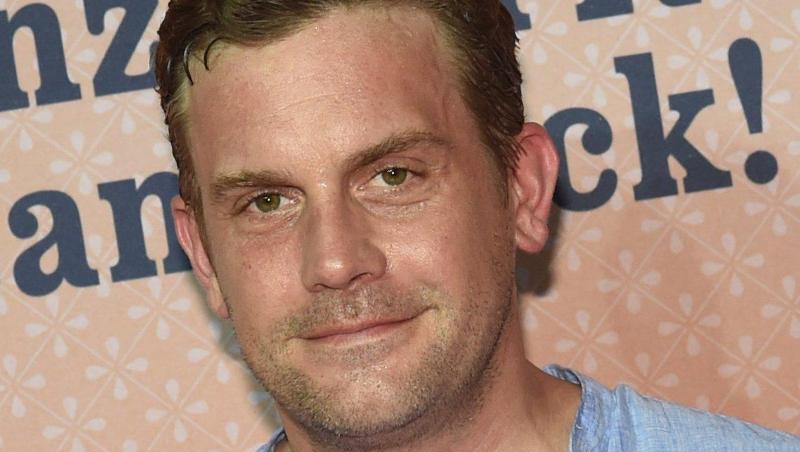 Der Schauspieler Sebastian Bezzel lächelt in die Kamera.