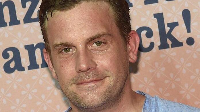 Der Schauspieler Sebastian Bezzel lächelt in die Kamera.