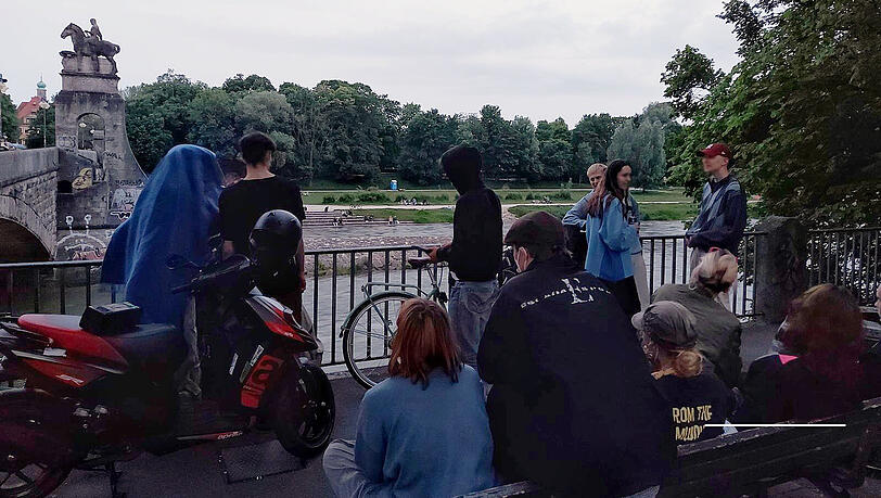 Feiernde am Baldeplatz: Hier will die Stadt vermehrt Konfliktmanager einsetzen.
