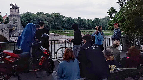 Feiernde am Baldeplatz: Hier will die Stadt vermehrt Konfliktmanager einsetzen.