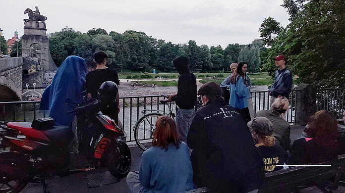Feiernde am Baldeplatz: Hier will die Stadt vermehrt Konfliktmanager einsetzen.