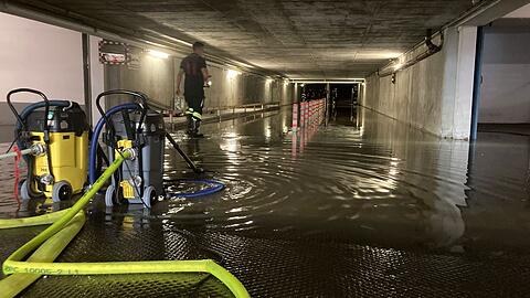 Die Feuerwehr musste weitere Einsatzkräfte mit Elektrosaugern und Pumpen nachfordern.