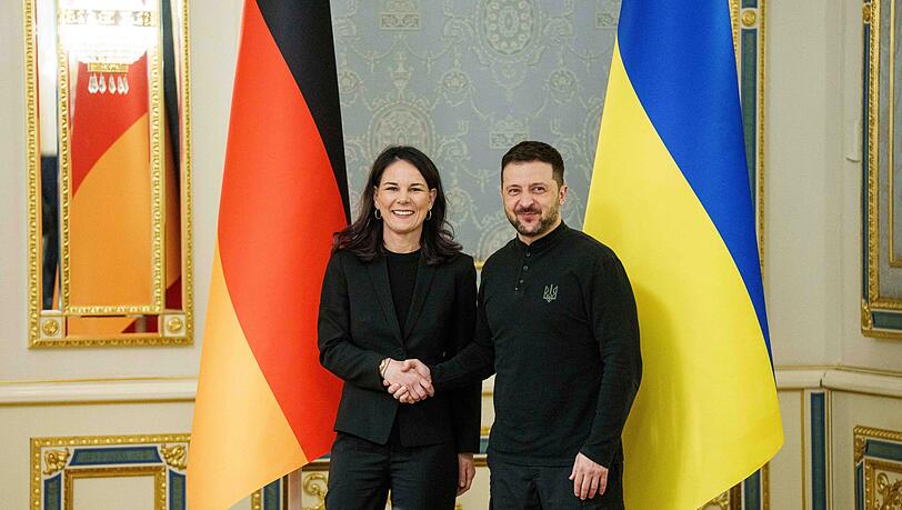 Der ukrainische Präsident Wolodymyr Selenskyj empfängt die deutsche Außenministerin Annalena Baerbock in Kiew.