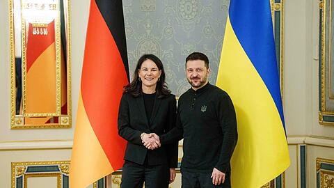 Der ukrainische Präsident Wolodymyr Selenskyj empfängt die deutsche Außenministerin Annalena Baerbock in Kiew.