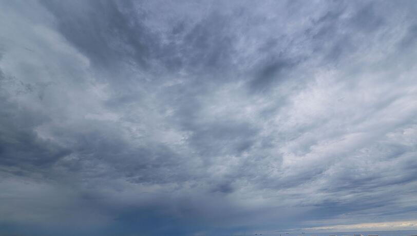 Im Norden und Nordwesten zeigen am Donnerstag sich viele Wolken am Himmel und gebietsweise fällt schauerartiger Regen Im Norden und Nordwesten zeigen am Donnerstag sich viele Wolken am Himmel und gebietsweise fällt schauerartiger Regen