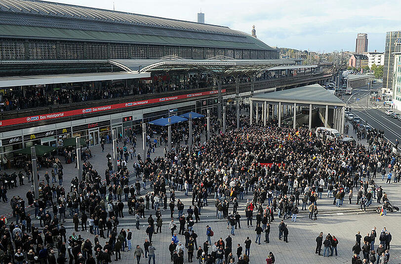 Polizeieinsatz gegen Hooligans in Köln - die Bilder.