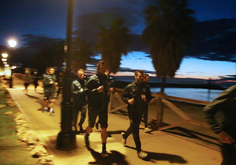 Laufen und kicken an der Sonnenküste in Marbella: Die erste Trainingseinheit der Löwen in Spanien.