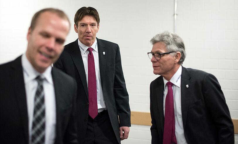Im Dezember 2014 wurde Uew Krupp (Mitte) bei den Eisbären Berlin als neuer Trainer vorgestellt. Rechts Eisbären-Geschäftsführer Peter John Lee, links der Sportliche Leiter Stefan Ustorf. Foto: Bernd von Jutrczenka