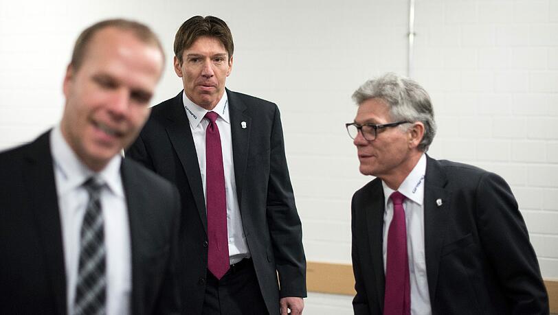Im Dezember 2014 wurde Uew Krupp (Mitte) bei den Eisbären Berlin als neuer Trainer vorgestellt. Rechts Eisbären-Geschäftsführer Peter John Lee, links der Sportliche Leiter Stefan Ustorf. Foto: Bernd von Jutrczenka Im Dezember 2014 wurde Uew Krupp (Mitte) bei den Eisbären Berlin als neuer Trainer vorgestellt. Rechts Eisbären-Geschäftsführer Peter John Lee, links der Sportliche Leiter Stefan Ustorf. Foto: Bernd von Jutrczenka