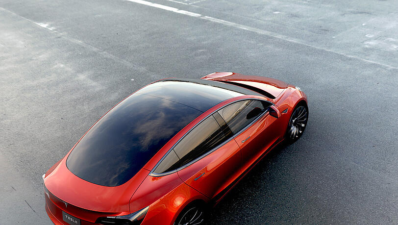 Der neue Tesla Model 3 ist ein kompakterer Mix aus Model S und Model X. Er bietet Platz für fünf Passagiere und deren Gepäck - und zwar reichlich, so Tesla-Chef Elon Musk. Der neue Tesla Model 3 ist ein kompakterer Mix aus Model S und Model X. Er bietet Platz für fünf Passagiere und deren Gepäck - und zwar reichlich, so Tesla-Chef Elon Musk.