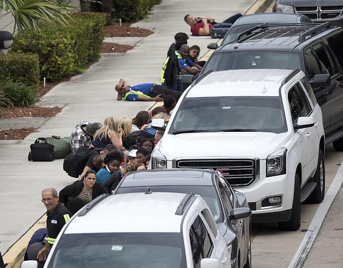 Nach den tödlichen Schüssen auf dem Flughafen von Fort Lauderdale in Florida hat die Polizei einen Verdächtigen verhaftet. Er soll mindestens fünf Menschen erschossen haben, acht weitere wurden verletzt. Das teilte der zuständige Sheriff mit.