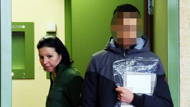 Ali B. wird in den Gerichtssaal geführt.