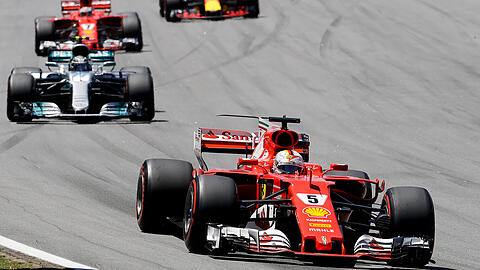 Sebastian Vettel auf dem Weg zum Sieg, hinter ihm ist nicht Rivale Hamilton sondern dessen Teamkollege Valtteri Bottas.