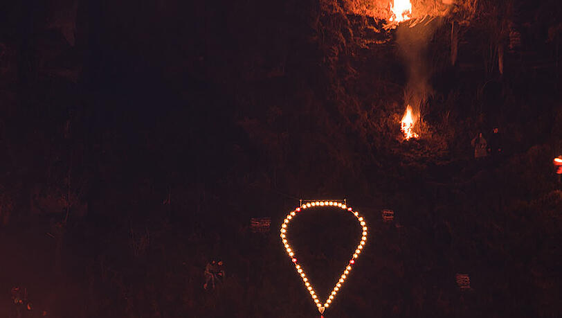 Beeindruckende Bilder: Zahlreiche Besucher stehen am Samstag nahe der Burg Pottenstein in der Stadt Pottenstein und blicken auf hunderte Bergfeuer. Grund ist das katholische Fest der Ewigen Anbetung. Beeindruckende Bilder: Zahlreiche Besucher stehen am Samstag nahe der Burg Pottenstein in der Stadt Pottenstein und blicken auf hunderte Bergfeuer. Grund ist das katholische Fest der Ewigen Anbetung.
