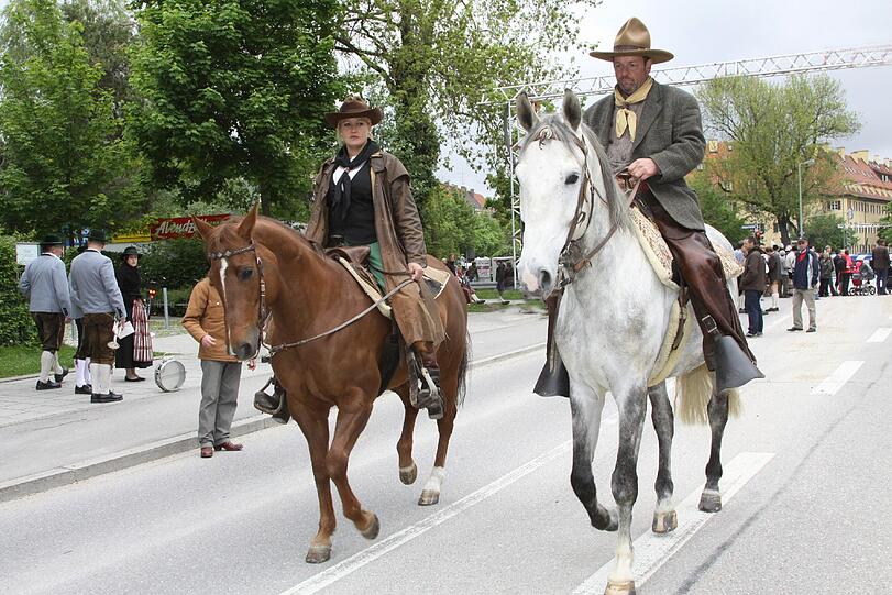 So war's beim Fest des Cowboy Club München vor drei Jahren: Cowgirl Julia auf Jossi und Cowboy Werner auf Jacki.