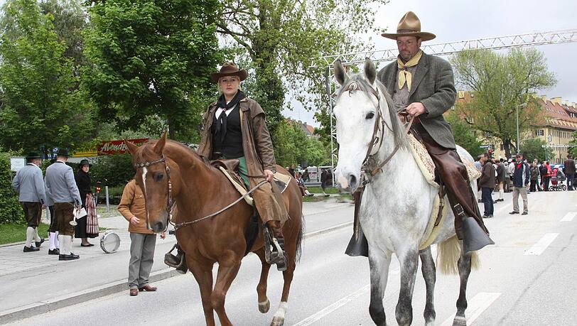 So war's beim Fest des Cowboy Club München vor drei Jahren: Cowgirl Julia auf Jossi und Cowboy Werner auf Jacki. So war's beim Fest des Cowboy Club München vor drei Jahren: Cowgirl Julia auf Jossi und Cowboy Werner auf Jacki.