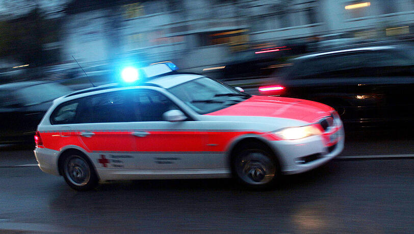 Noch vor Ort wurde die 22-Jährige intensivmedizinisch versorgt. Noch vor Ort wurde die 22-Jährige intensivmedizinisch versorgt.