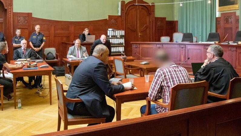 Ein wegen Mordes angeklagter Marokkaner (2.v.r.) sitzt zu Prozessbeginn den Sitzungssaal im Landgericht Bayreuth. Foto: Daniel Karmann Ein wegen Mordes angeklagter Marokkaner (2.v.r.) sitzt zu Prozessbeginn den Sitzungssaal im Landgericht Bayreuth. Foto: Daniel Karmann