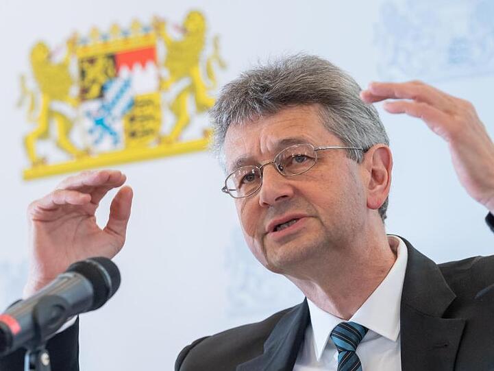 Wenn es nach Kultusminister Michael Piazolo (Freie Wähler) geht, sollen Grundschullehrer in Bayern künftig den Kräftemangel durch Mehrarbeit ausgleichen.