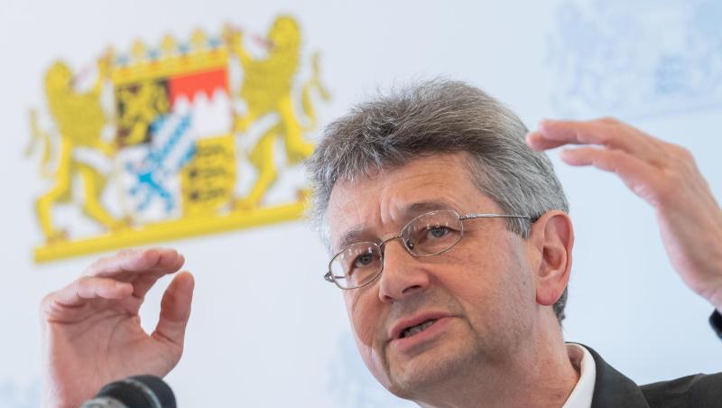 Wenn es nach Kultusminister Michael Piazolo (Freie Wähler) geht, sollen Grundschullehrer in Bayern künftig den Kräftemangel durch Mehrarbeit ausgleichen. Wenn es nach Kultusminister Michael Piazolo (Freie Wähler) geht, sollen Grundschullehrer in Bayern künftig den Kräftemangel durch Mehrarbeit ausgleichen.