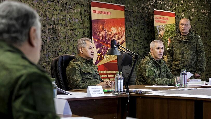 Verteidigungsminister Sergej Schoigu (l) und der Chef der Wagner-Söldner, Jewgeni Prigoschin, sollen sich über angeblich vom Militär zurückgehaltene Munition für die Wagner-Gruppe gestritten haben. Verteidigungsminister Sergej Schoigu (l) und der Chef der Wagner-Söldner, Jewgeni Prigoschin, sollen sich über angeblich vom Militär zurückgehaltene Munition für die Wagner-Gruppe gestritten haben.