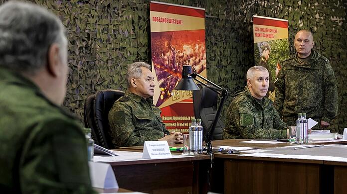 Verteidigungsminister Sergej Schoigu (l) und der Chef der Wagner-Söldner, Jewgeni Prigoschin, sollen sich über angeblich vom Militär zurückgehaltene Munition für die Wagner-Gruppe gestritten haben.