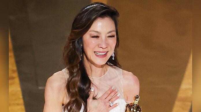 Michelle Yeoh mit ihrem Oscar für "Everything Everywhere All At Once".